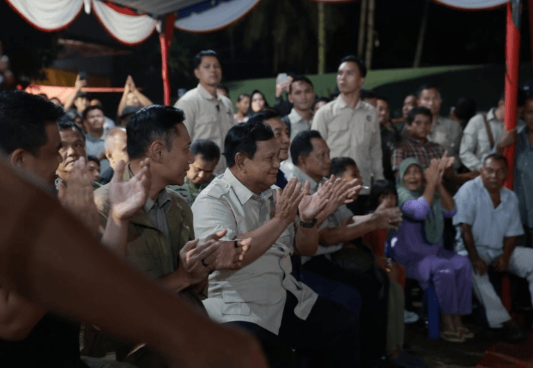 Presiden Prabowo mengunjungi warga pengungsi di Tapanuli Selatan pada malam tahun baru 2026