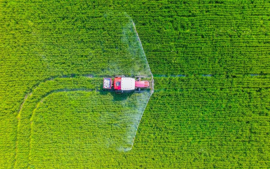 kendaraan yang sedang menyemprotkan pestisida