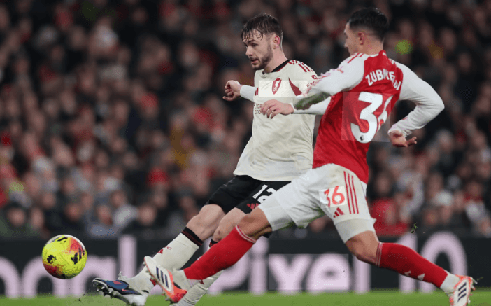 Pemain Arsenal dan Liverpool berebut bola dalam laga Liga Inggris di Emirates Stadium