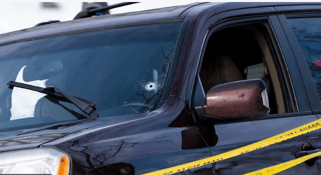 Mobil di lokasi penembakan agen imigrasi AS di Minneapolis, Rabu (7/1)
